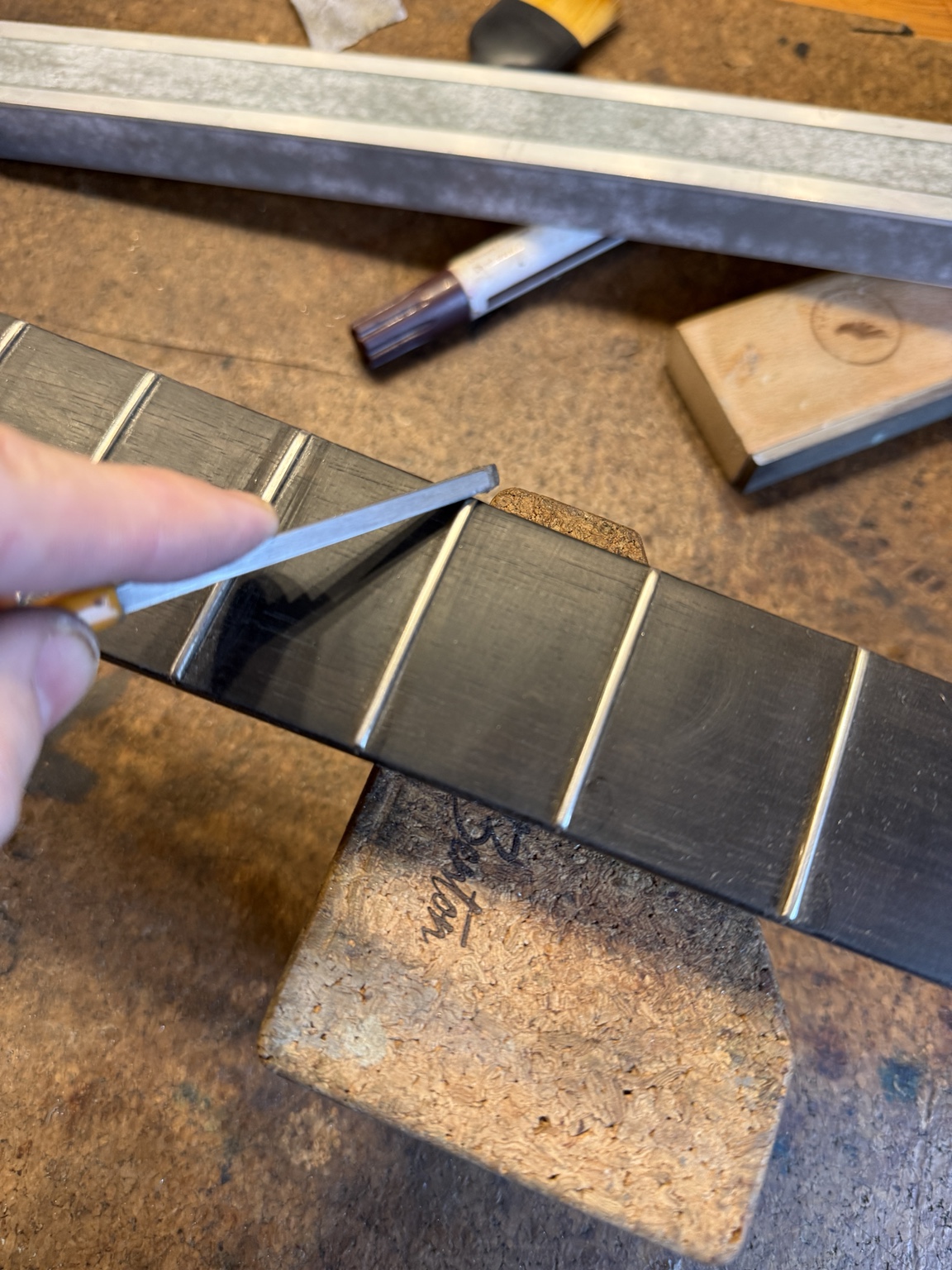 Båndplanering på guitar – Fra tuschtest til blanke, plane bånd – image 7