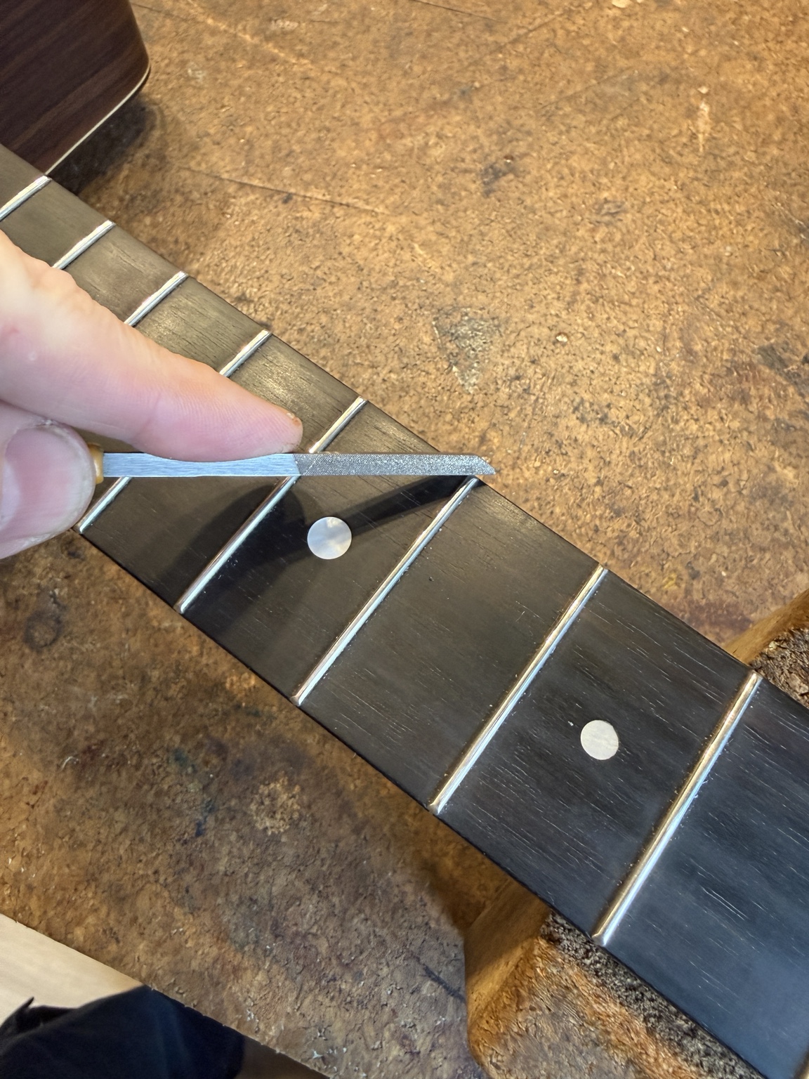 Hvorfor har min guitar skarpe båndender? – Filning og afrunding af fret ends – image 3