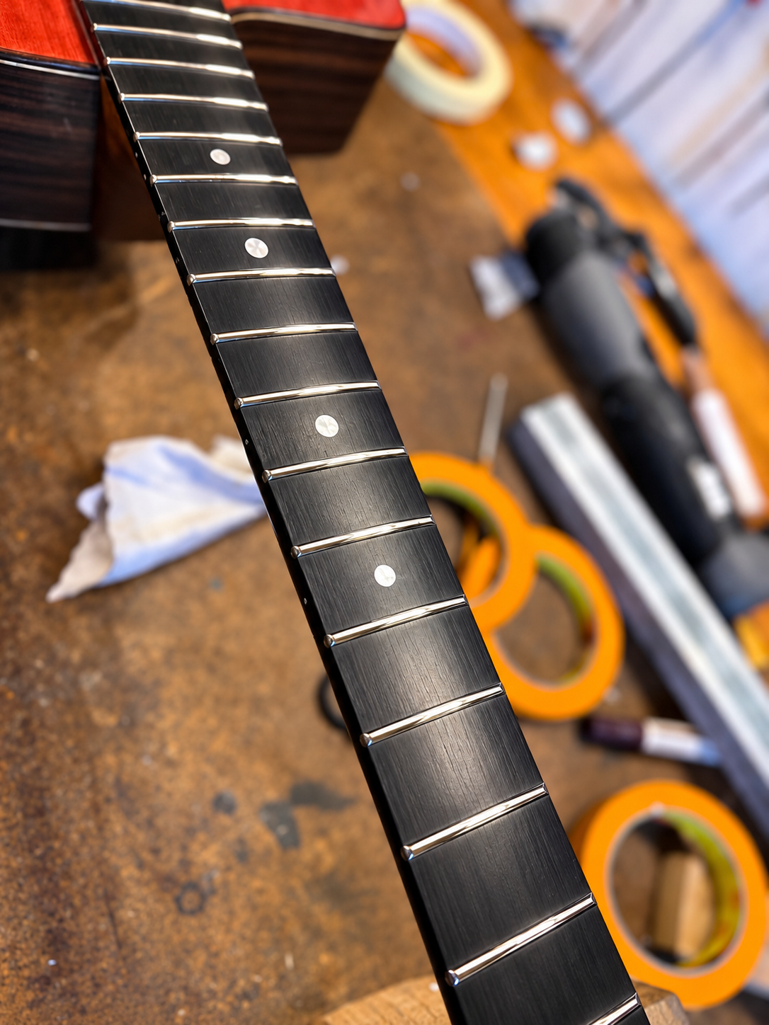 Båndplanering på guitar – Fra tuschtest til blanke, plane bånd – image 12