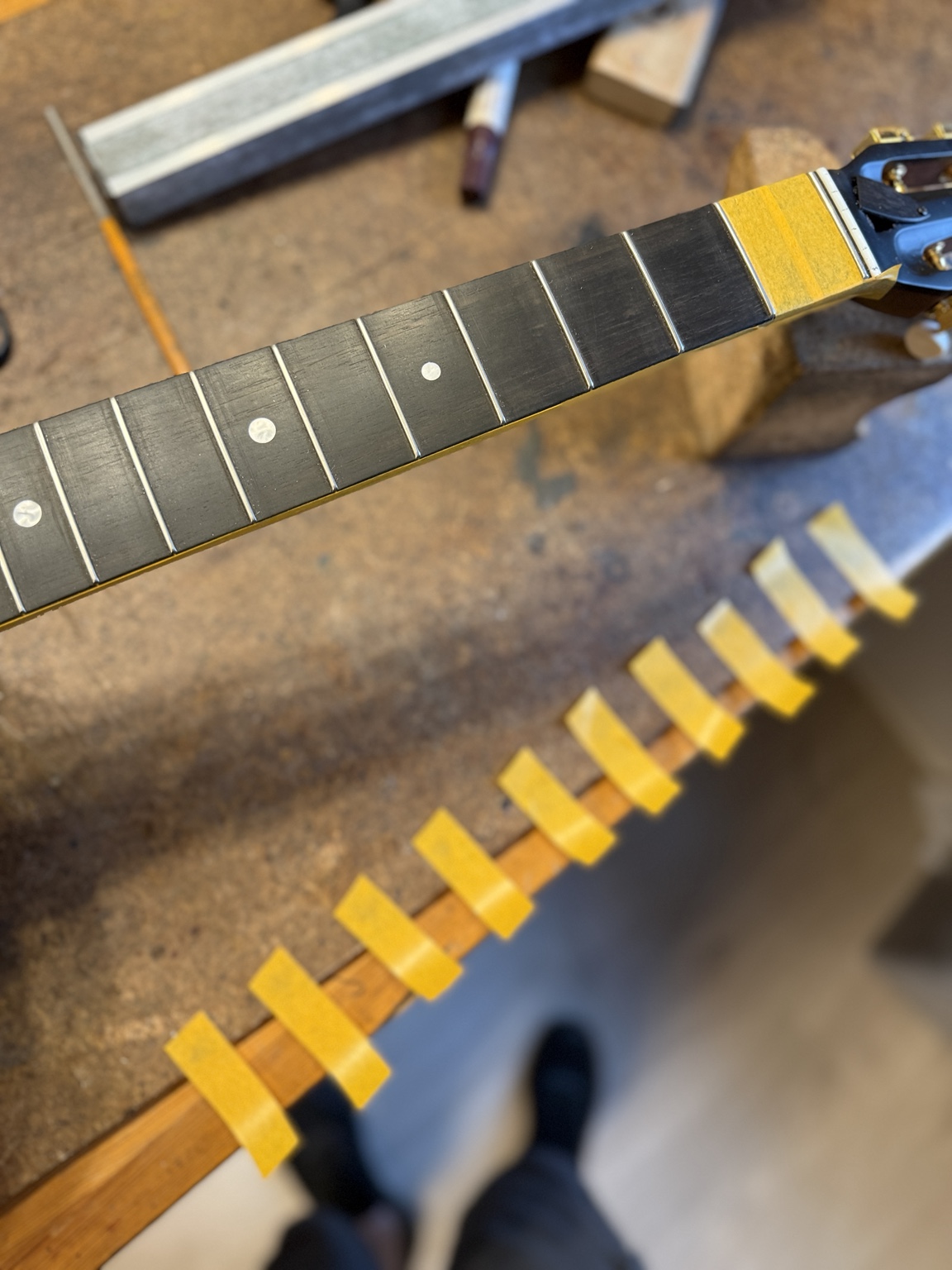 Båndplanering på guitar – Fra tuschtest til blanke, plane bånd – image 8