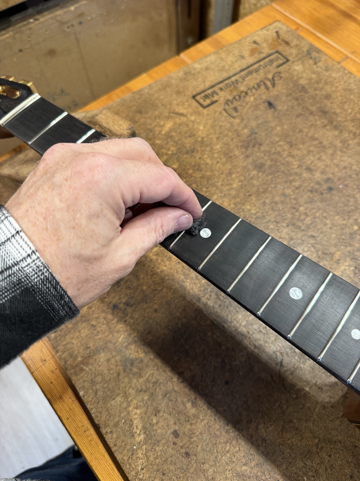Hvorfor buzzer eller klirrer min guitar? – Spot leveling af høje bånd – image 3