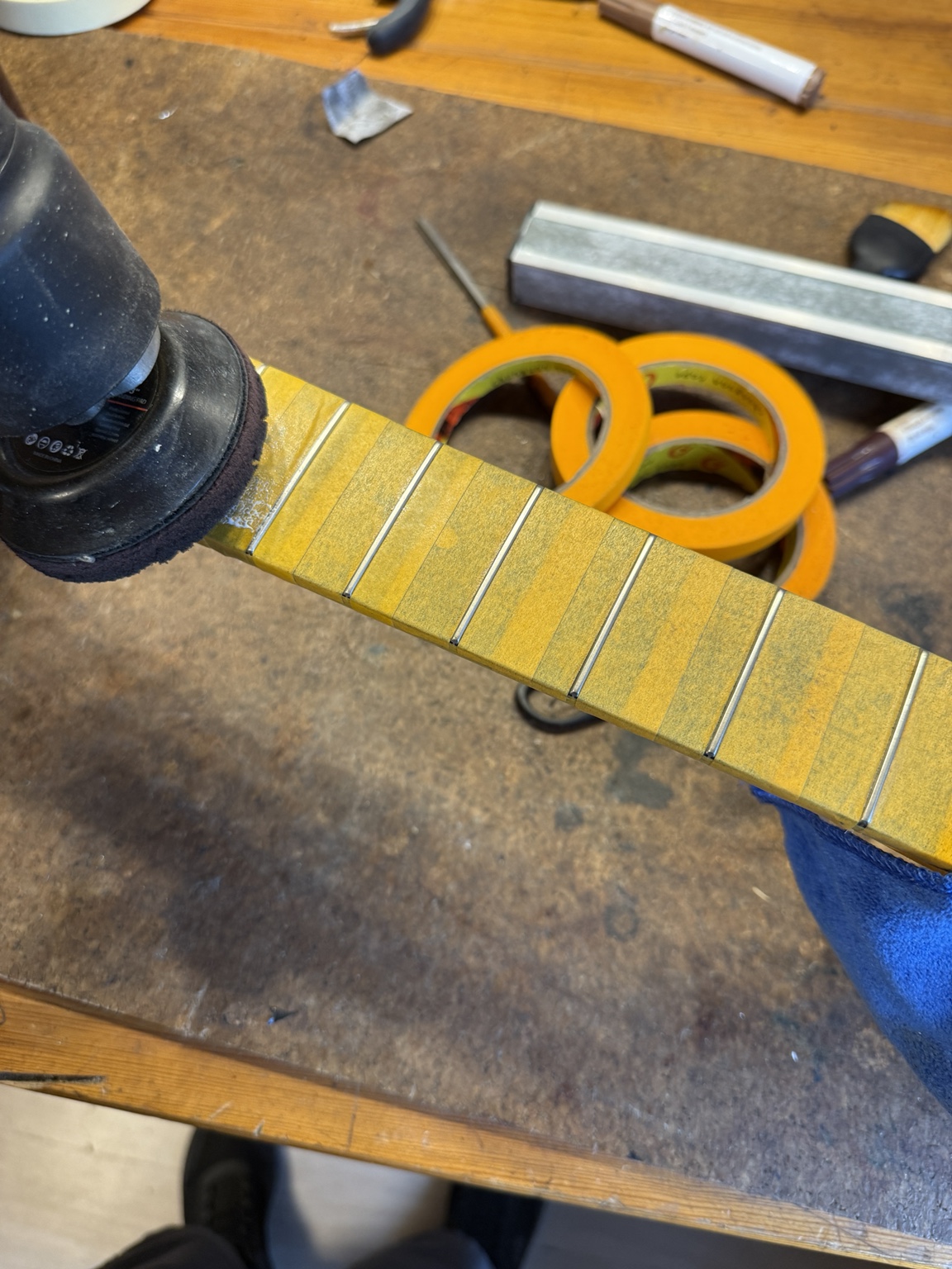 Båndplanering på guitar – Fra tuschtest til blanke, plane bånd – image 10