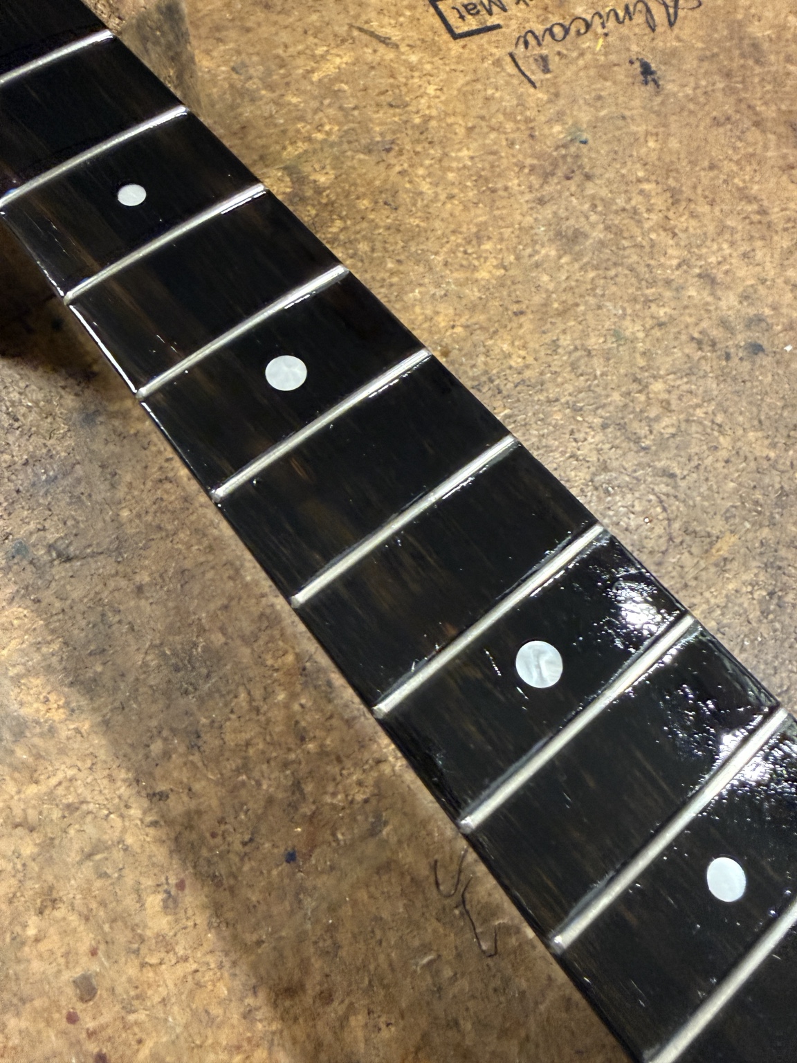 Hvorfor har min guitar skarpe båndender? – Filning og afrunding af fret ends – image 4