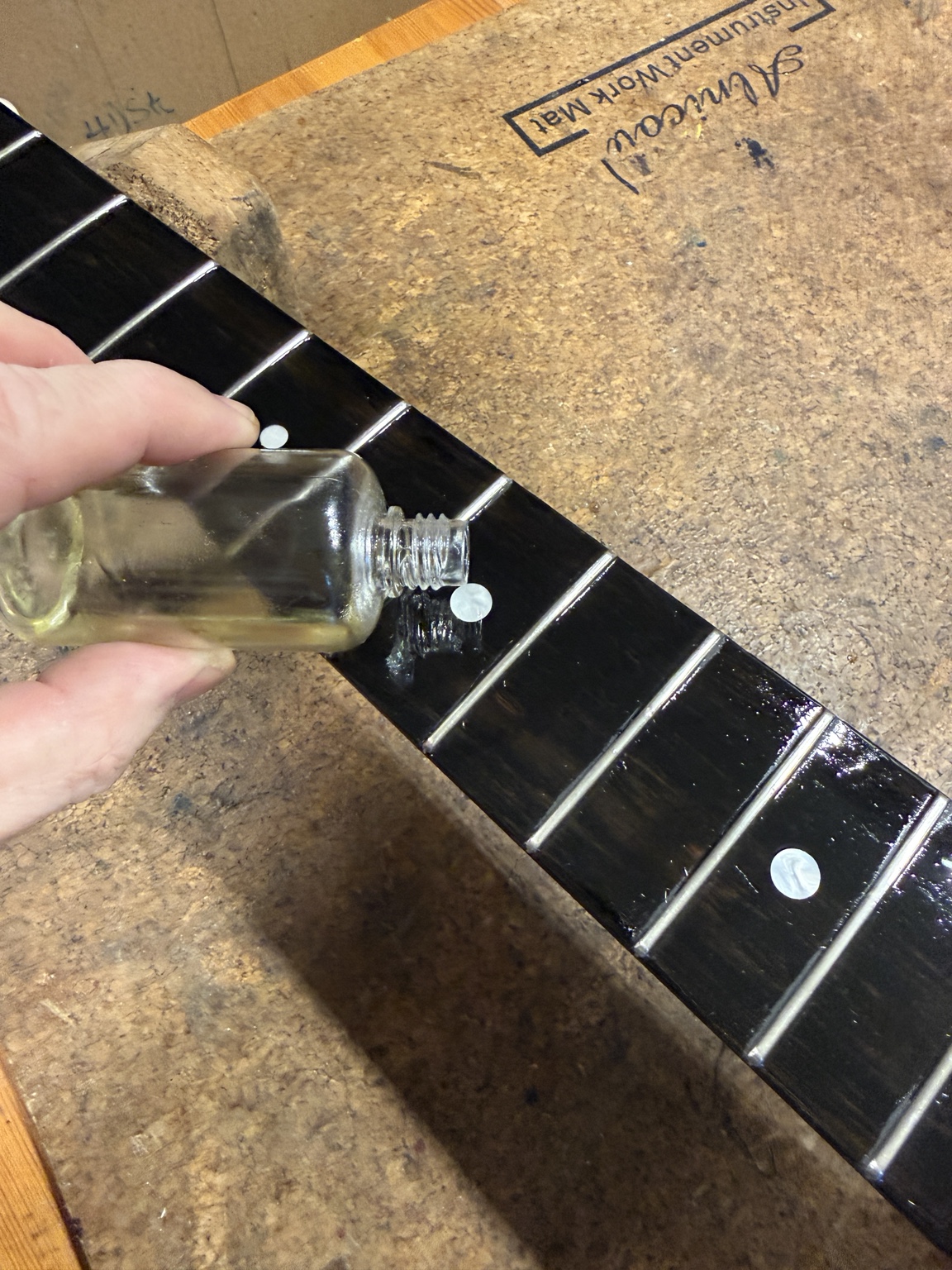 Hvorfor buzzer eller klirrer min guitar? – Spot leveling af høje bånd – image 4