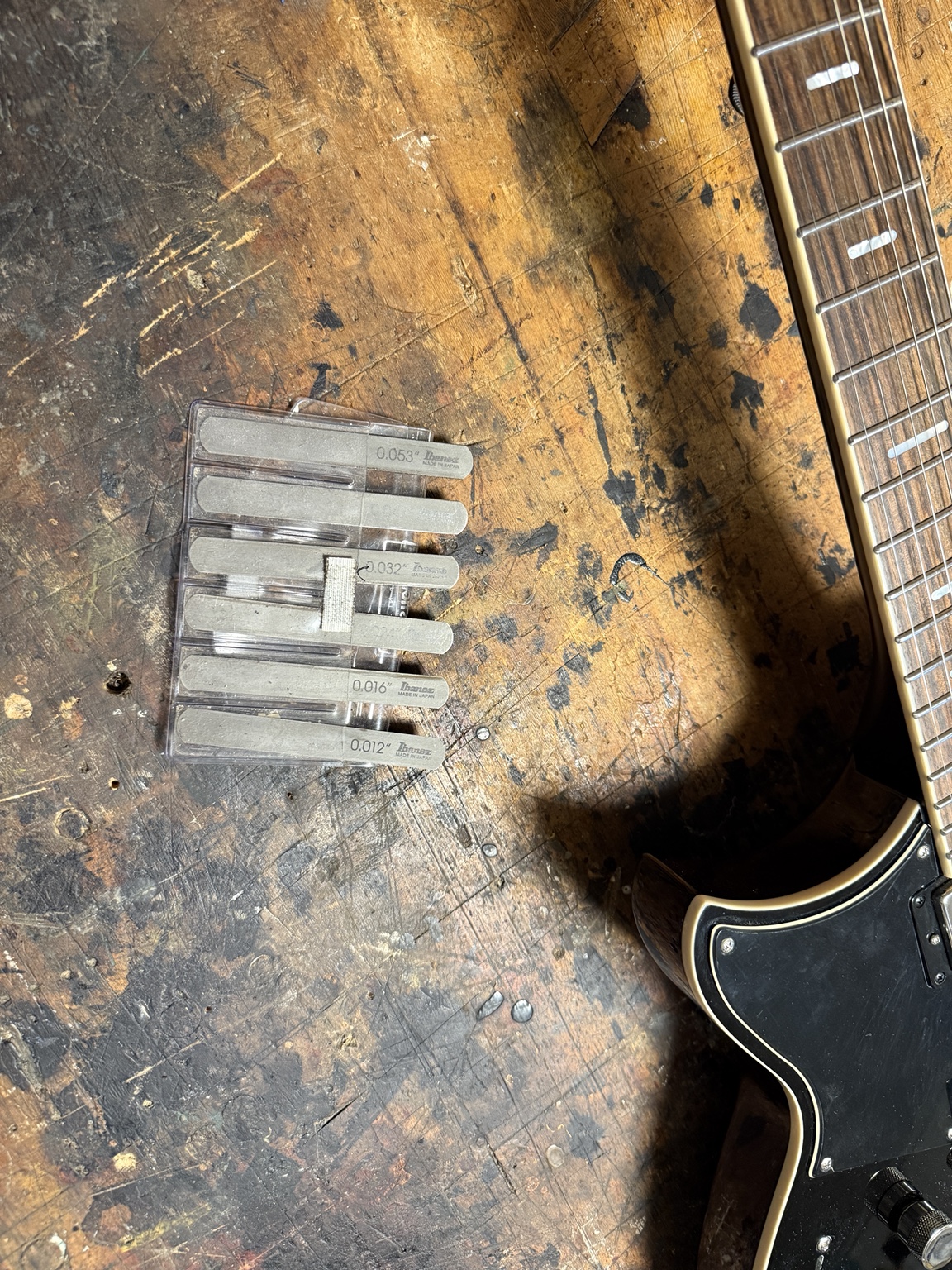 Hvorfor er min guitar svær at spille på? – Sådan justeres oversadlen – image 3