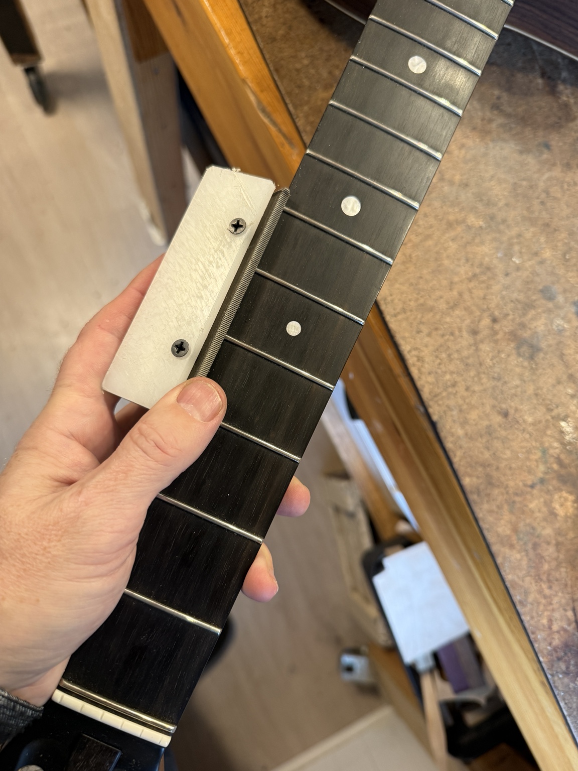 Hvorfor har min guitar skarpe båndender? – Filning og afrunding af fret ends – image 2