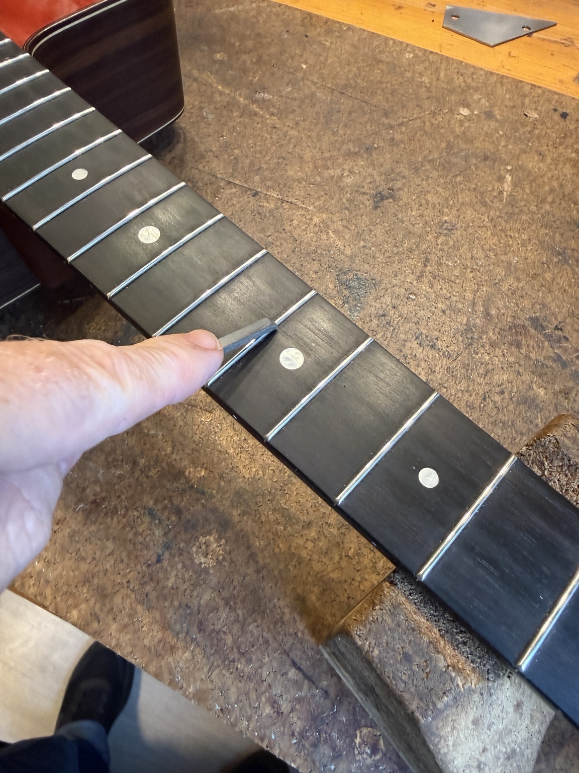 Hvorfor buzzer eller klirrer min guitar? – Spot leveling af høje bånd – image 2