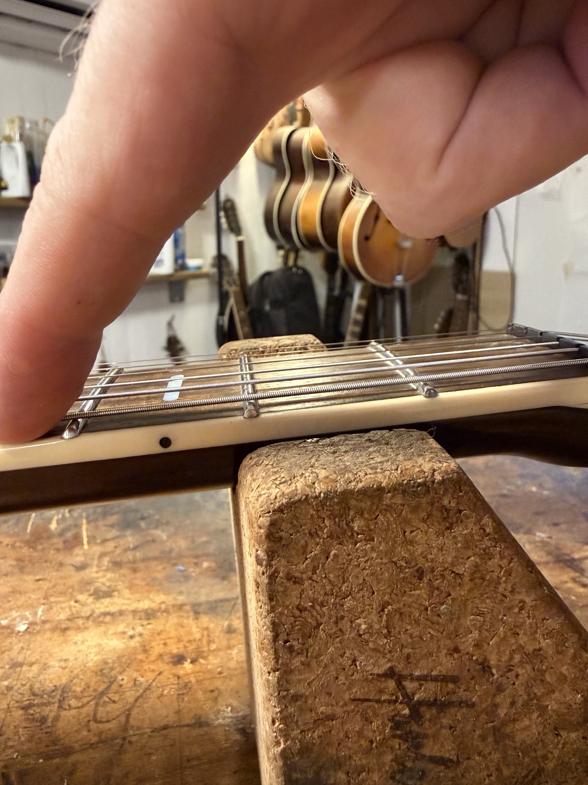 Hvordan sænker man strengene på en guitar? – Justering af strengehøjde og intonation – image 2